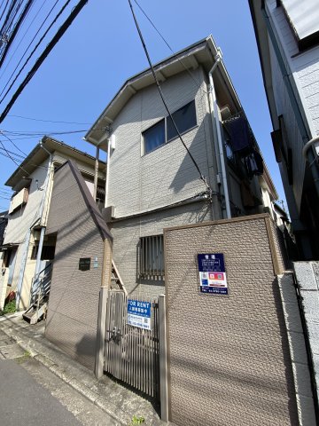 エントランス　ブラウンの外壁で落ち着いた雰囲気の建物です♪