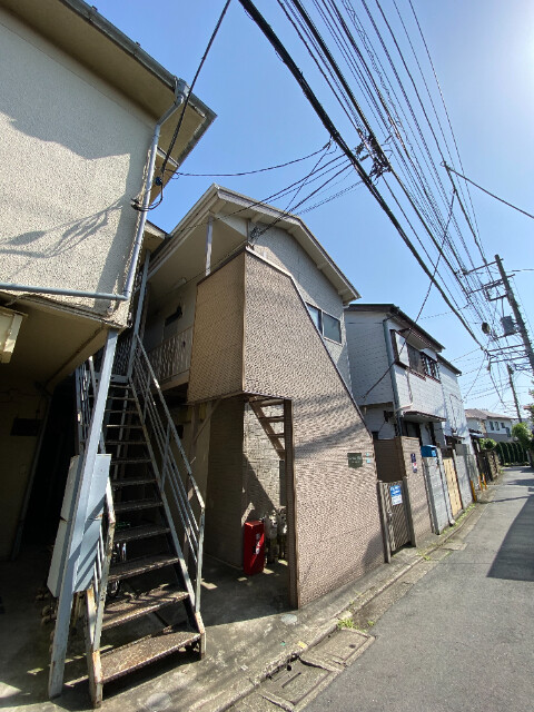 建物外観　ブラウンの外壁で落ち着いた雰囲気の建物です♪