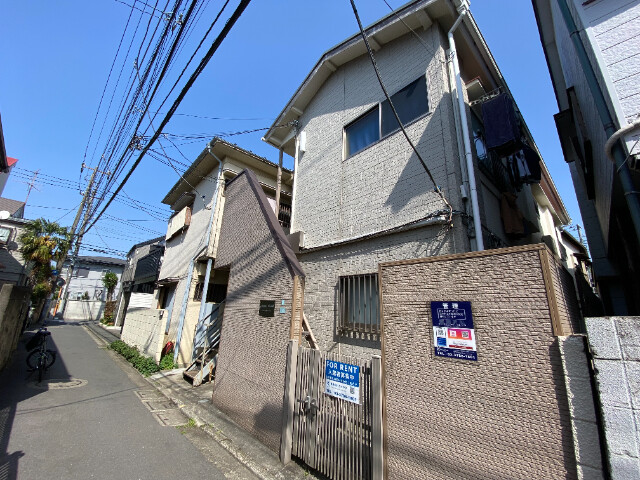 建物外観　ブラウンの外壁で落ち着いた雰囲気の建物です♪