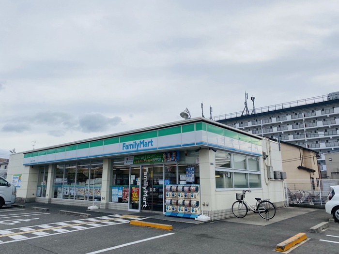 コンビニ　ファミリマート忠岡東１丁目店（コンビニ）まで120m
