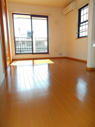 居室・リビング　【ファミール】こちらの居間で趣味の時間をお楽しみください