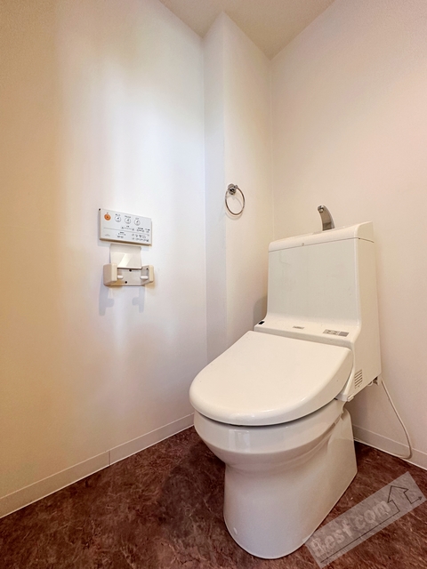 トイレ　温水洗浄便座付き♪