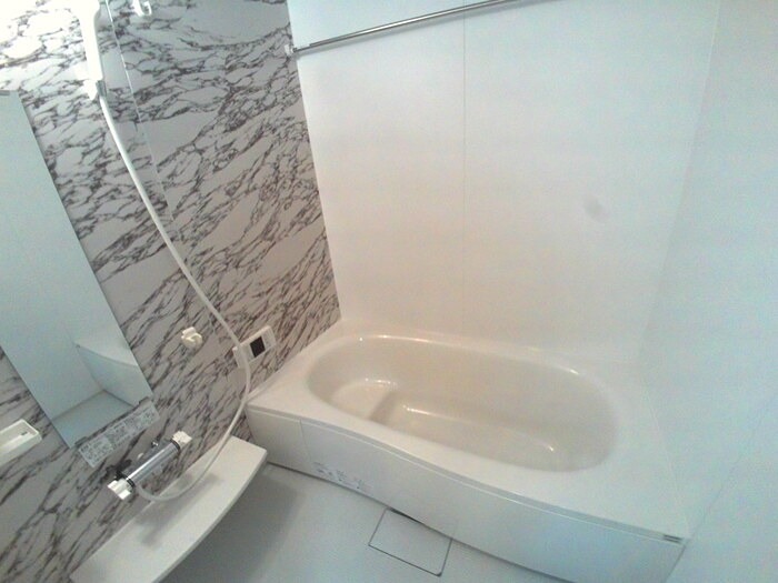 バス・シャワールーム　浴室乾燥・追い焚き機能付いています。