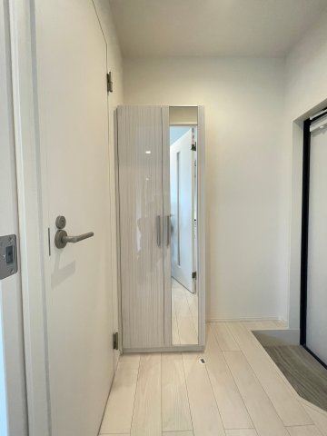 玄関　同シリーズ物件のモデルルームになります※現況優先