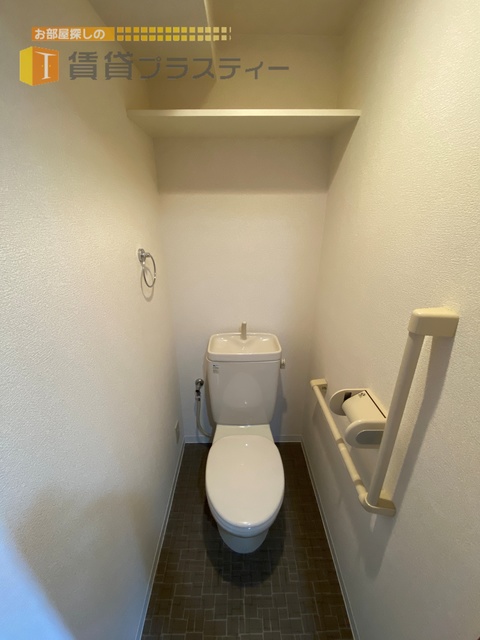 トイレ　収納棚付きの癒しの空間。