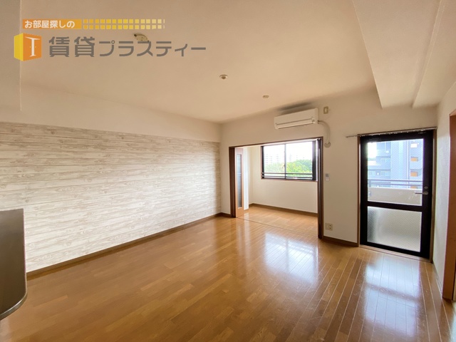 居室・リビング　サンルーム付きで洗濯物がよく乾く。