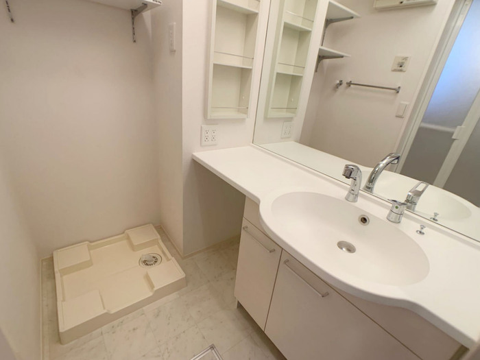 洗面設備　鏡の大きいカウンタータイプの洗髪洗面化粧台