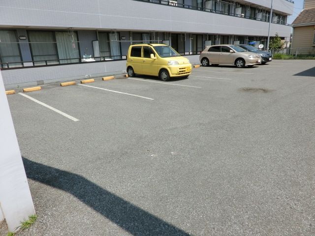 駐車場　広々駐車場で駐車もラクラクですね♪
