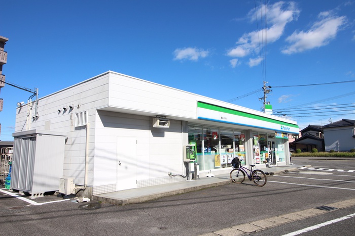 コンビニ　ファミリーマート（コンビニ）まで600m