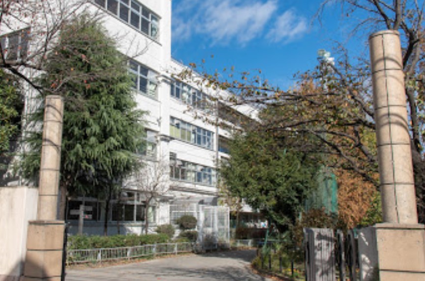 中学校　国分寺市立第一中学校（中学校）まで885m