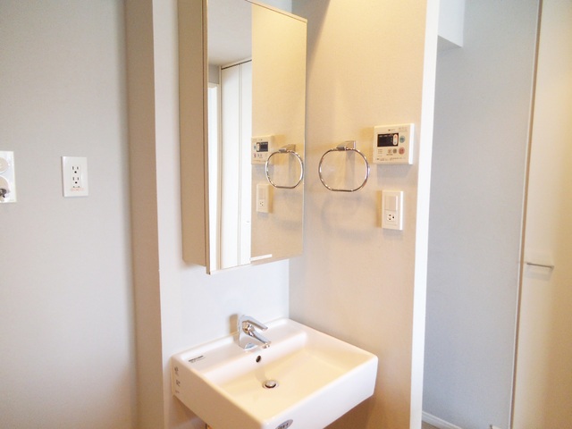 洗面設備　洗面台の鏡の戸を開ければオシャレな収納スペース☆