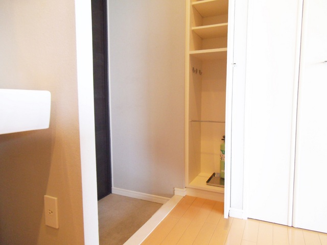 玄関　玄関には下駄箱もしっかりついています！