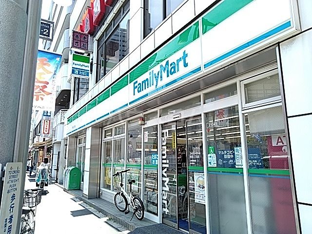 コンビニ　ファミリーマート 町屋二丁目店（コンビニ）まで608m