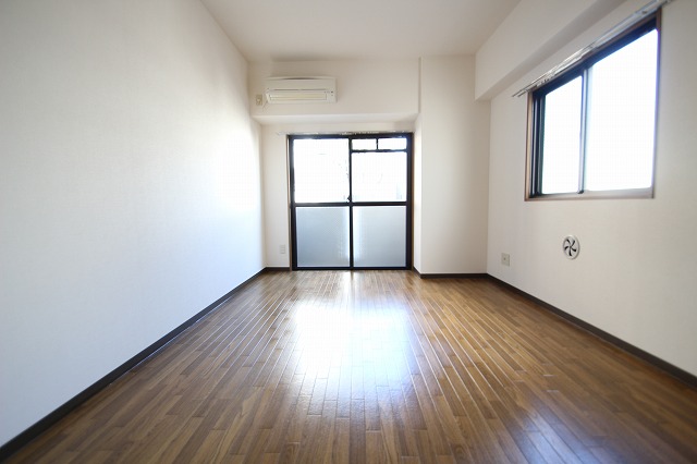 居室・リビング　同物件、別号室のものです。