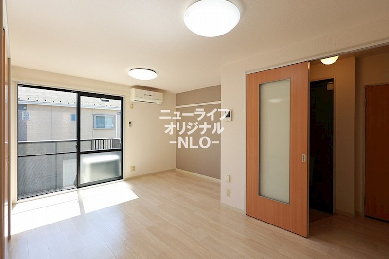 居室・リビング　陽光を集める南向きの大きな窓のあるお部屋☆※別室参照、現況を