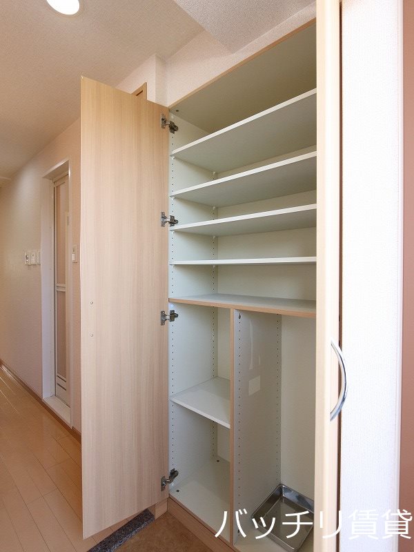 玄関　別号室タイプの為、現状を優先いたします