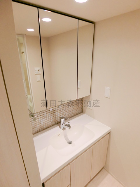 洗面設備　洗面脱衣所　3面鏡の独立洗面台