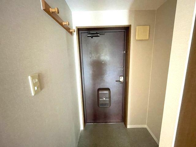 玄関　イメージとして同建物他部屋を表示しています