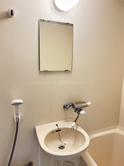 洗面設備　写真は201号室です（参考）