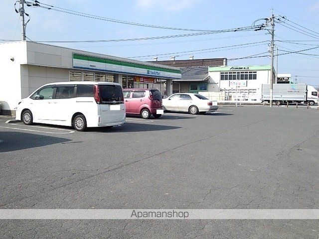 コンビニ　ファミリーマート（コンビニ）まで530m