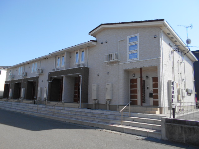 建物外観　建物玄関側（北面）を北西方向より撮影