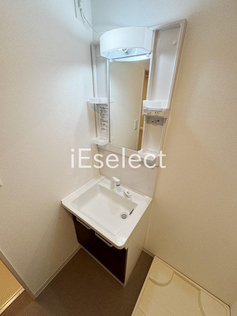 洗面設備　使いやすい照明付きの独立洗面台です★