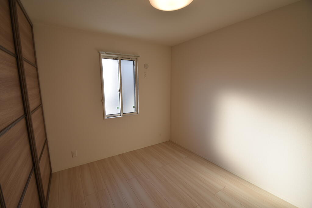 その他部屋・スペース　洋室にも照明付いています。