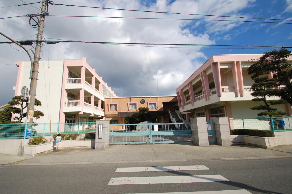 小学校　瀬戸内市立邑久小学校（小学校）まで484m