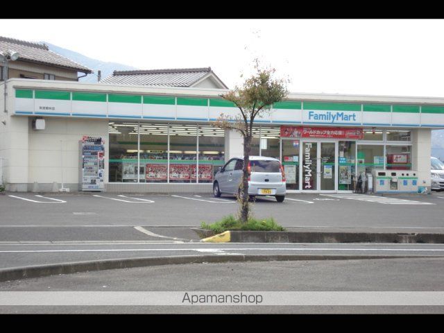 コンビニ　ファミリマート（コンビニ）まで2300m
