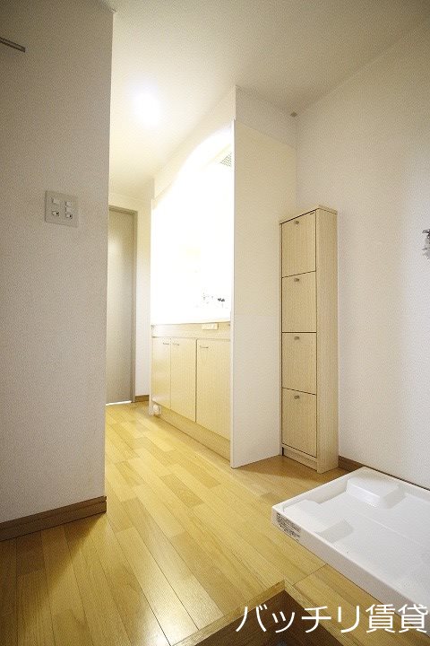 玄関　同型タイプの為、現状を優先致します。