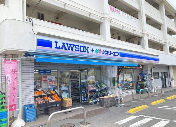 コンビニ　ローソンスリーエフ栄飯島店（コンビニ）まで215m