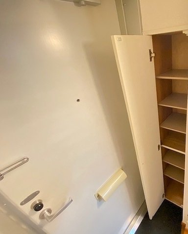玄関　同タイプ部屋の写真となり設備等は現況と異なる場合があります
