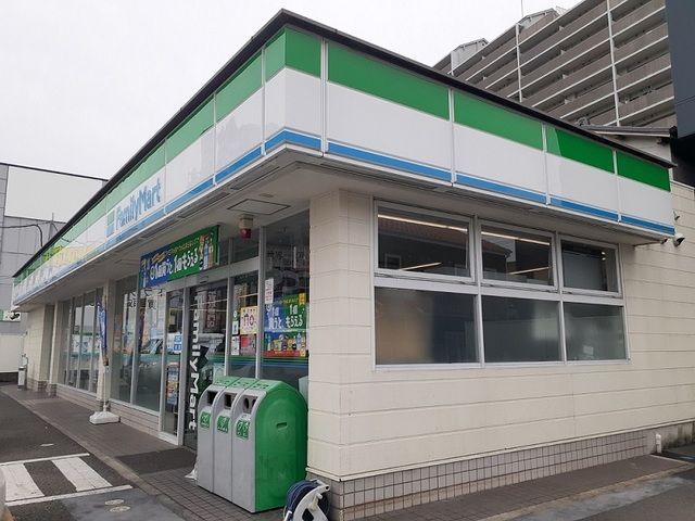 コンビニ　ファミリーマート様（コンビニ）まで150m