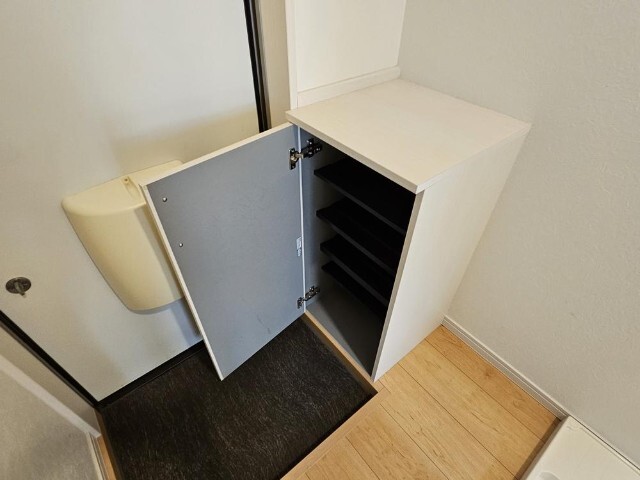 玄関　下駄箱付き