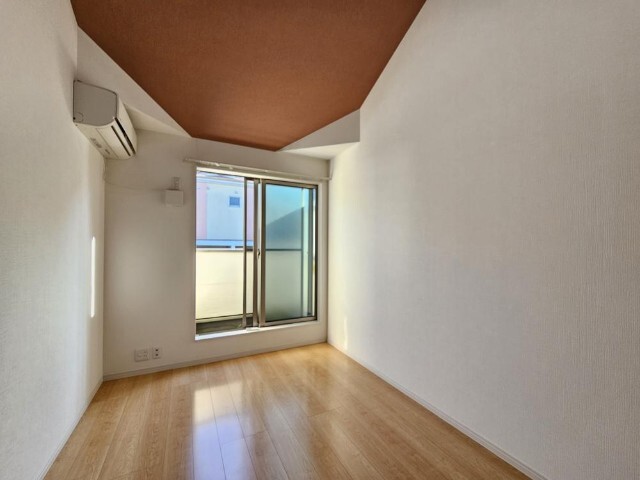 居室・リビング　天井が高くて開放的なお部屋です。