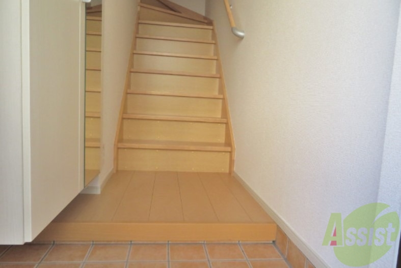 玄関　玄関から撮影しました。広々としていて、荷物も置けそうですね。