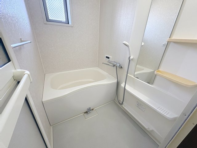 バス・シャワールーム　掲載写真は同型モデルを掲載しており実際のお部屋と仕様等が異な