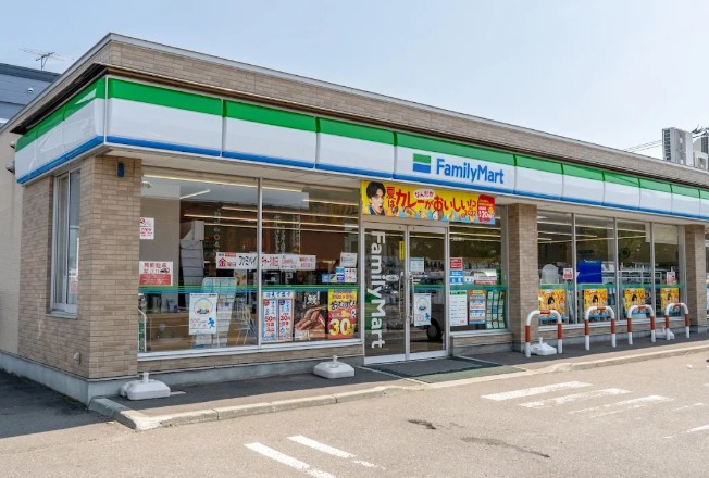 コンビニ　ファミリーマート札幌北40条東8丁目店（コンビニ）まで348m