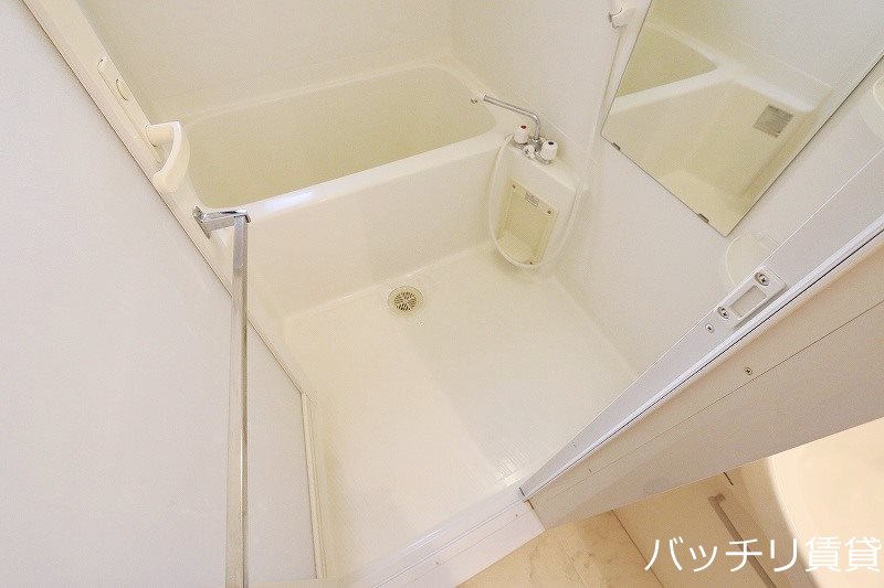 バス・シャワールーム　別号室タイプの為、現状を優先致します。