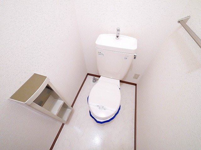 トイレ　落ち着いた色調のトイレです