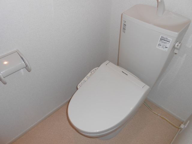トイレ　温水洗浄便座完備・小物収納棚あり