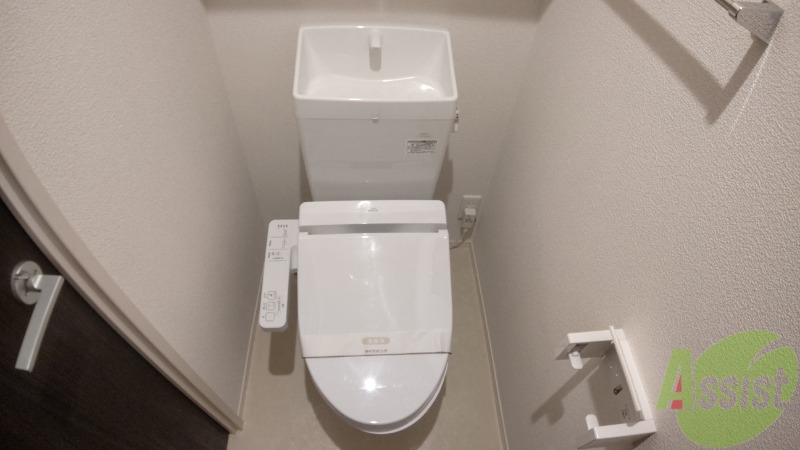 トイレ　収納棚つきの広いトイレは使い勝手が良さそうですね。