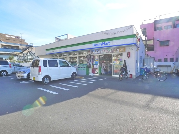 コンビニ　ファミリーマート（コンビニ）まで328m