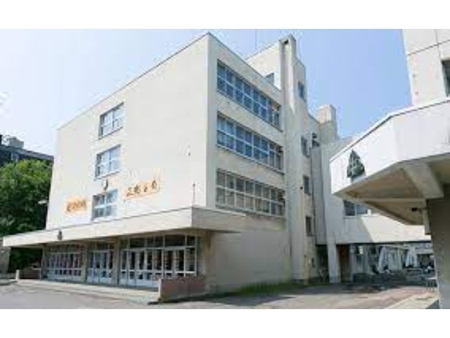 中学校　向陵中学校（中学校）まで1104m