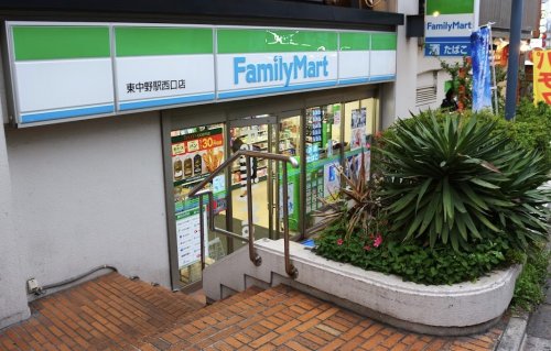 コンビニ　ファミリーマート 東中野駅西口店（コンビニ）まで142m