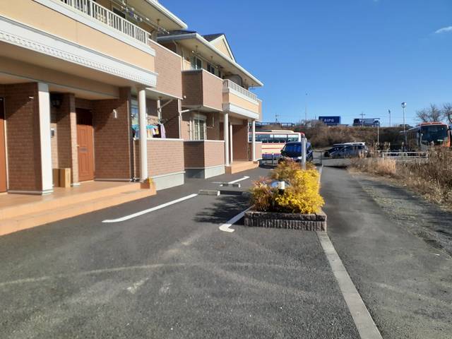駐車場　駐車区画も広めにとってありますので、安心に駐車できます。