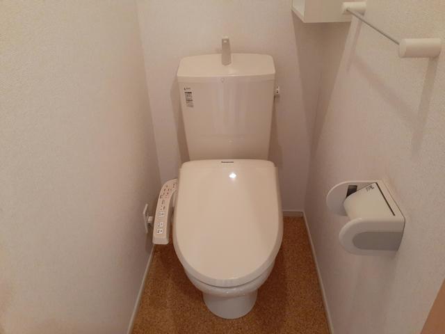 トイレ　ウォシュレット完備。