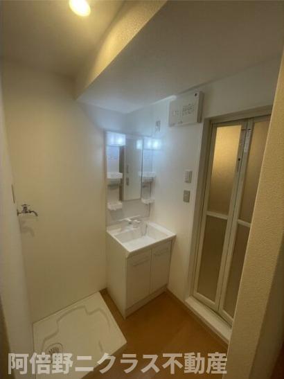 洗面設備　内装は別部屋の参考写真です。