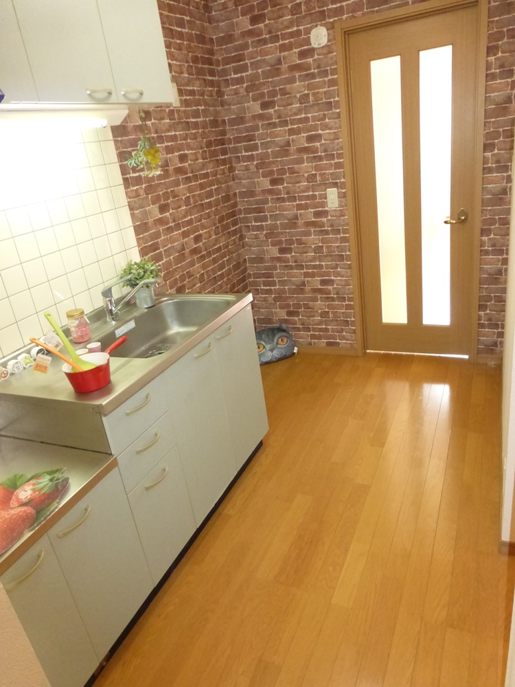 キッチン　台所が広いです。ふたくちコンロが置けます。