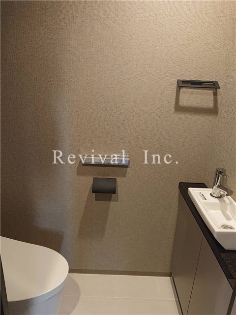 トイレ　最新式タンクレストイレでございます